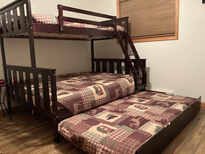 Dhomë gjumi me krevat dopio me krevat dopio marinar dhe krevat dopio me rrota.