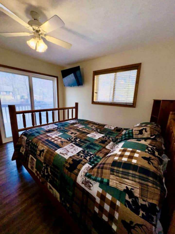 Dhomë gjumi me derë rrëshqitëse për në verandën e përparme