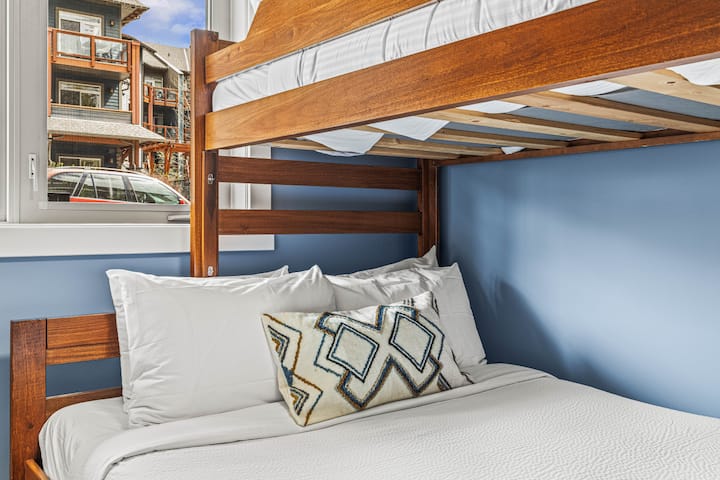 Dormitorio #2: litera doble sobre cama queen - ofrece arreglos versátiles para dormir para adultos o niños.