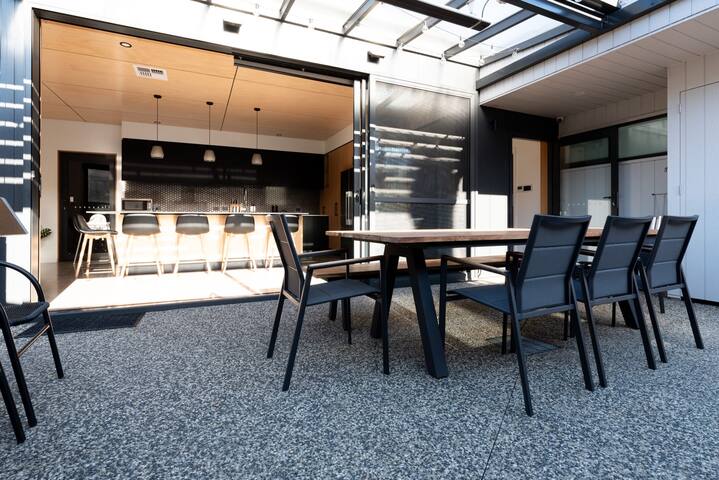 Balfour Cottage WiFi & Parking gallery image 4