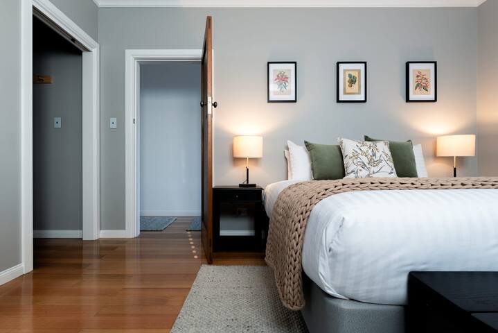 Balfour Cottage WiFi & Parking gallery image 5