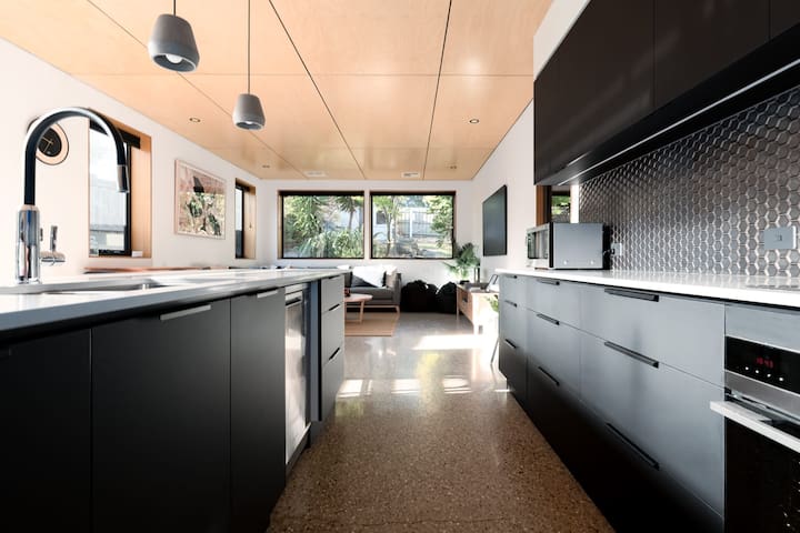 Balfour Cottage WiFi & Parking