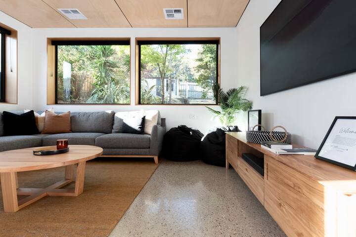 Balfour Cottage WiFi & Parking gallery image 3