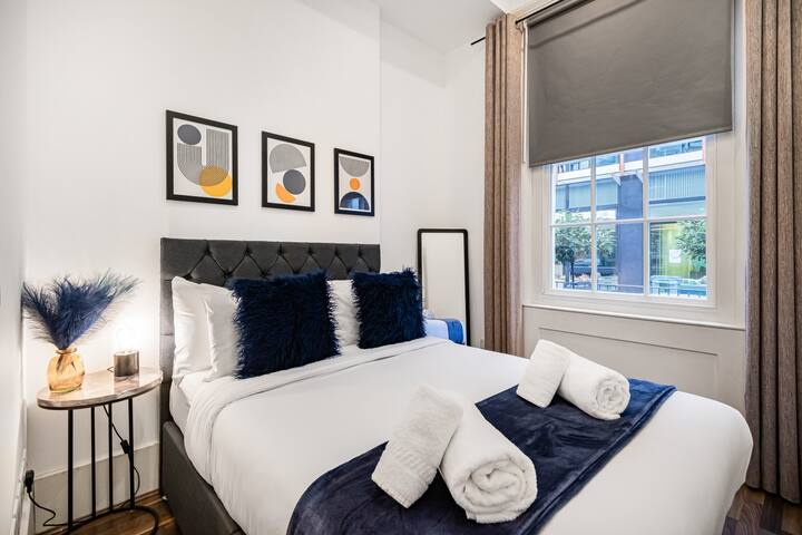 Mayfair Gem: Elegant Two Bedroom Hideaway gallery image 5