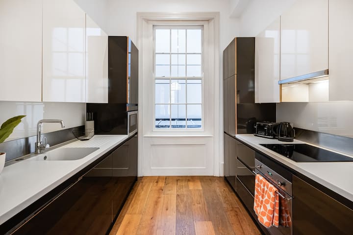 Mayfair Gem: Elegant Two Bedroom Hideaway gallery image 2