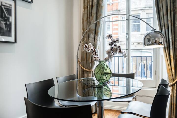 Mayfair Gem: Elegant Two Bedroom Hideaway