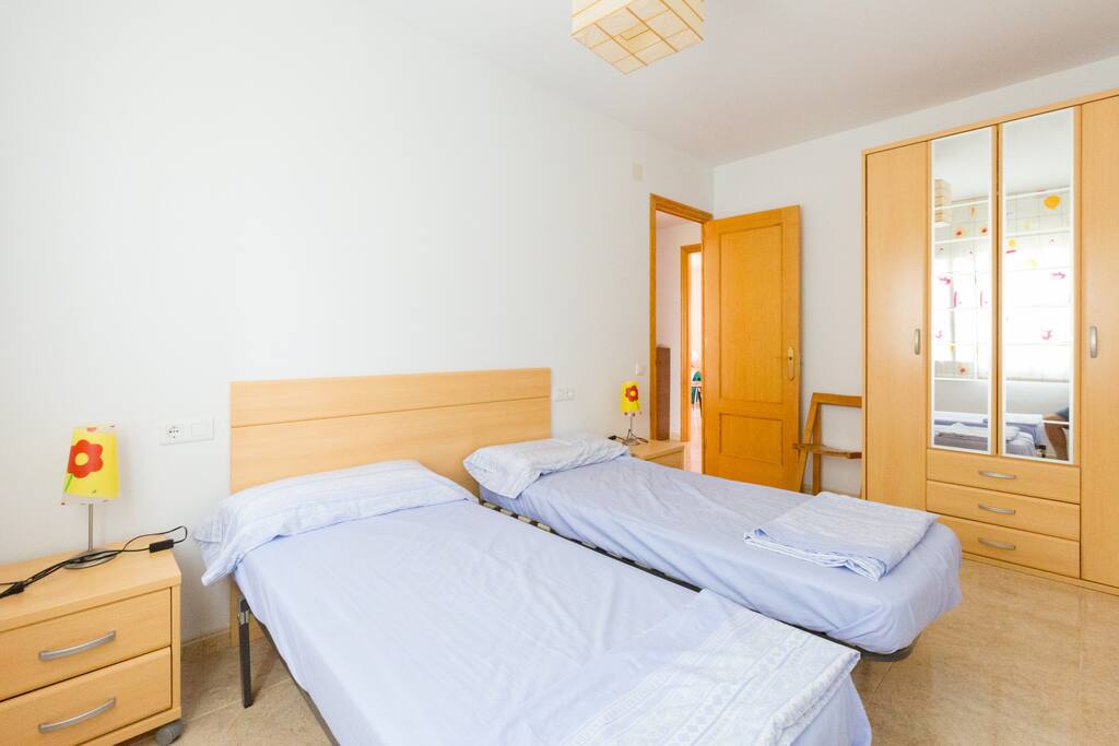 غرفة نوم بسرير فردي