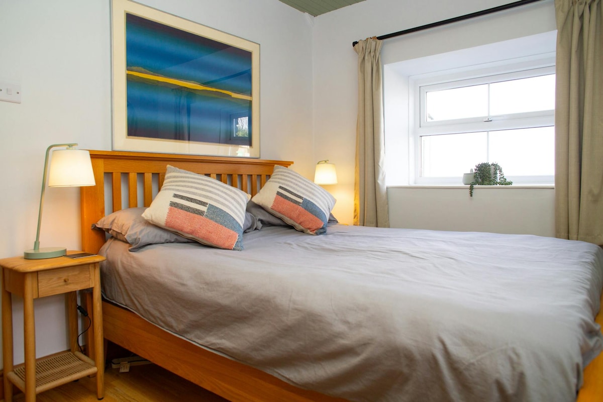 Спалня с двойно легло, нощни шкафчета и лампи