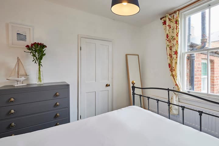 Clarence Place, Whitby – hostiteľ a pobyt