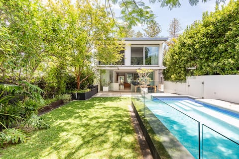 The Glass House - architectural masterpiece + pool