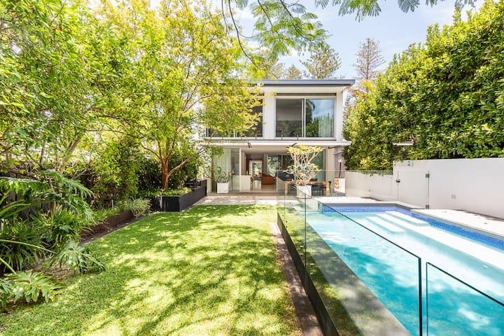 The Glass House - architectural masterpiece + pool
