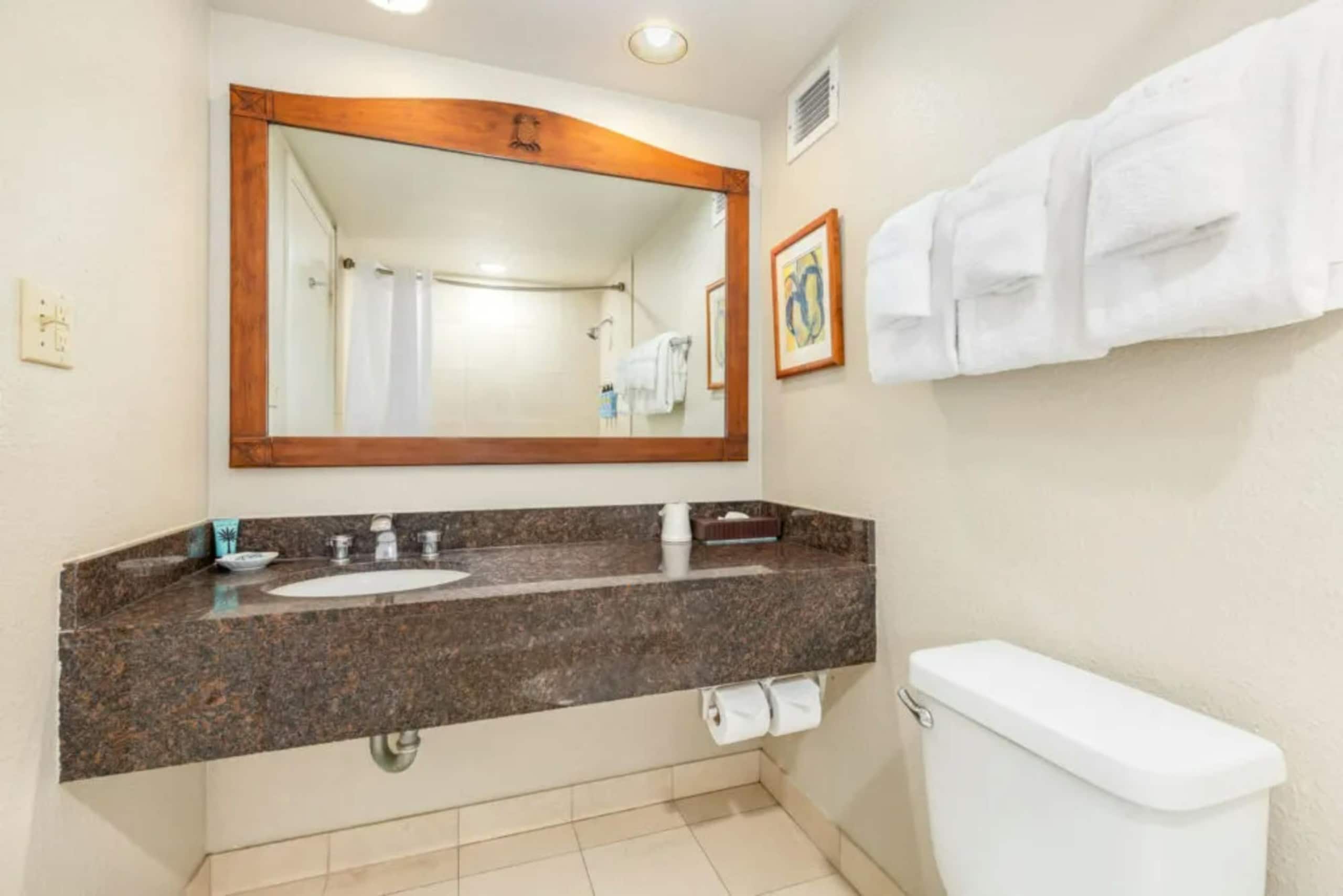 Luana Waikiki Hotel & Suites, City view queen b... - Photo 6