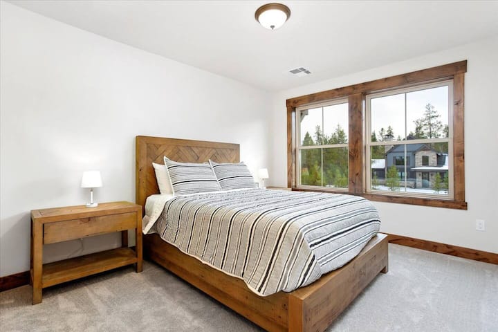 פשטות ונוחות נפגשות במיטה מינימליסטית אלגנטית זו