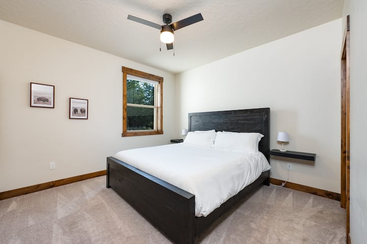 לישון בשלווה על מיטה מינימליסטית פשוטה ומסוגננת שנועדה לנוחות