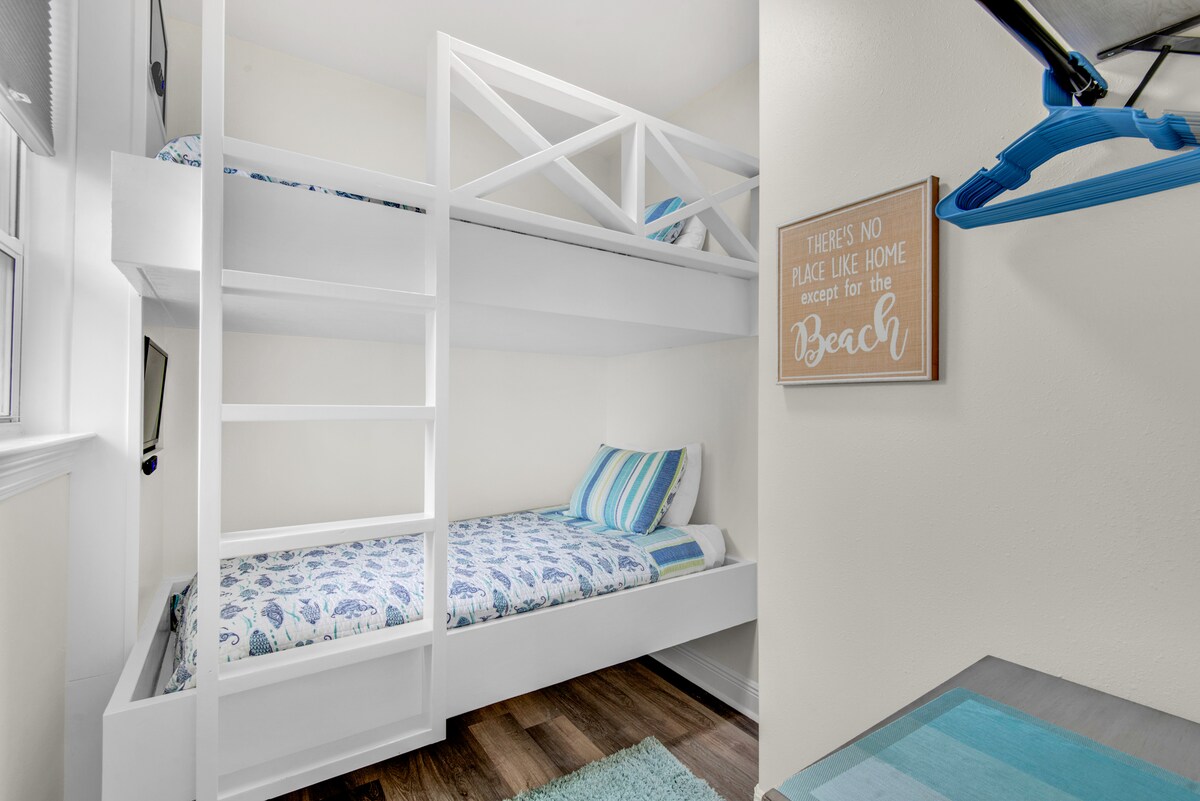 Ორსართულიანი საწოლები მთავარი საძინებლიდან