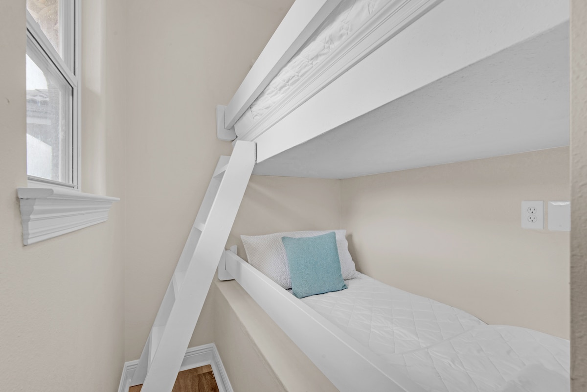 Ორსართულიანი ოთახი მთავარი საძინებლიდან