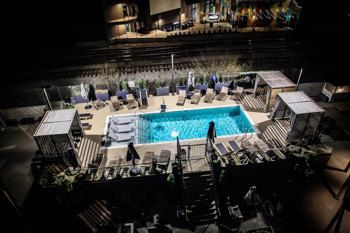 Boots on Broadway Downtown, Walk to Broadway - Condominiums for