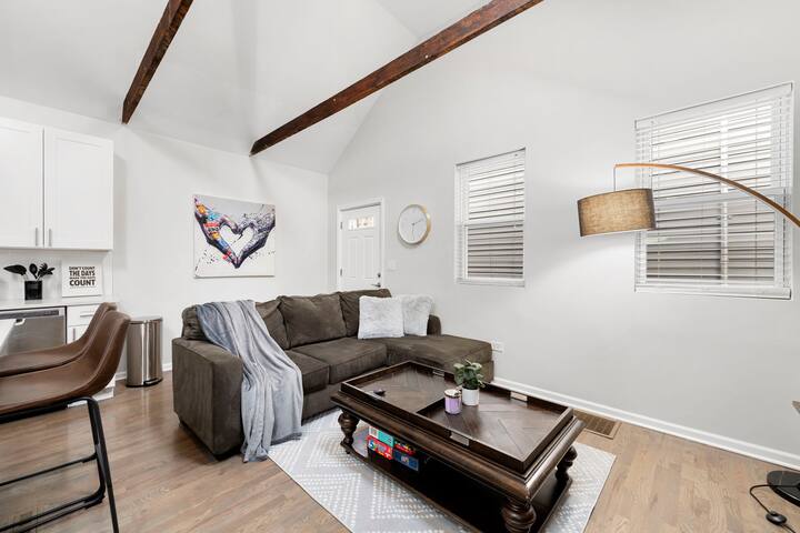 Stunning 4-Bedroom Retreat in Chicago