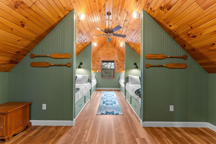 غرفة بطابقين بأربعة أسرّة كاملة الحجم. 