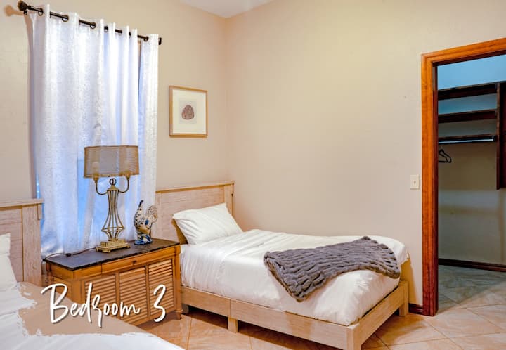 שתי מיטות נפרדות, לוחות עץ, שידת לילה משותפת עם מנורה, גישה לארון, וילונות לפרטיות ובקרת אור