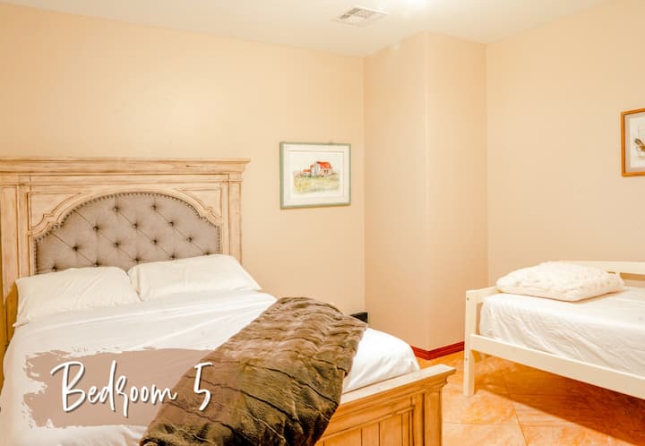 מיטה זוגית, עיצוב כפרי אופנתי, אמנות קיר ממוסגרת, שידות ליד המיטה, מצעים נעימים וזריקות