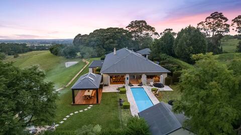 'Moondance' - Luxurious Hillside Retreat