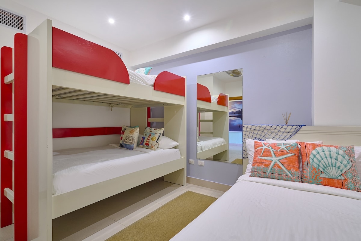 Chumba cha 2 cha kulala ni kizuri kwa familia au makundi, kilicho na kitanda cha Twin na kitanda cha Bunk, kinachotoa sehemu kubwa ya kulala. Chumba hicho kina kiyoyozi kwa ajili ya starehe na kabati la kuhifadhia vitu vyako, hivyo kuhakikisha sehemu ya kukaa yenye starehe na rahisi.