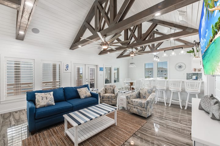 Ინტერიერი. ნათელი და ჰაეროვანი საცხოვრებელი სივრცე ჭერის ვენტილატორებით კომფორტისთვის 