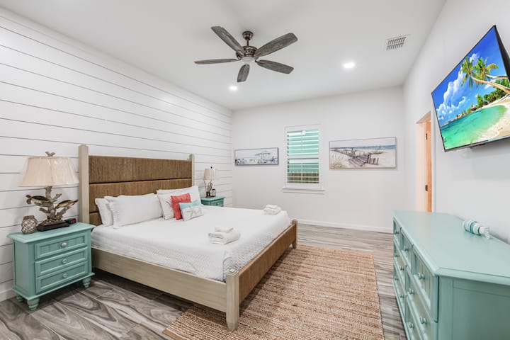 Ინტერიერი. ფართო და ლუქს-კლასის ძირითადი King საძინებელი დამონტაჟებული ტელევიზორით