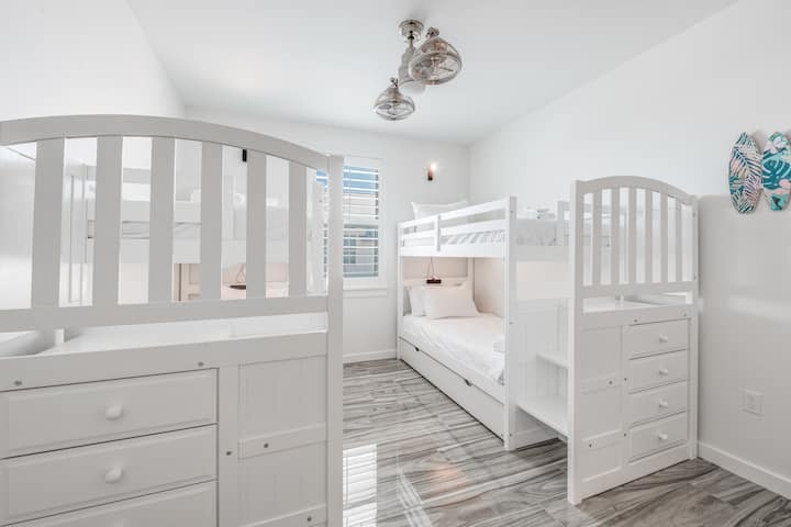 Ინტერიერი. მე-4 საძინებელი - ორსართულიანი ოთახი - 2 ორადგილიანი ორადგილიანი ბუნკერი, რომელიც კომპაქტურ დიზაინში საკმარის საძილე სივრცეს გთავაზობთ.