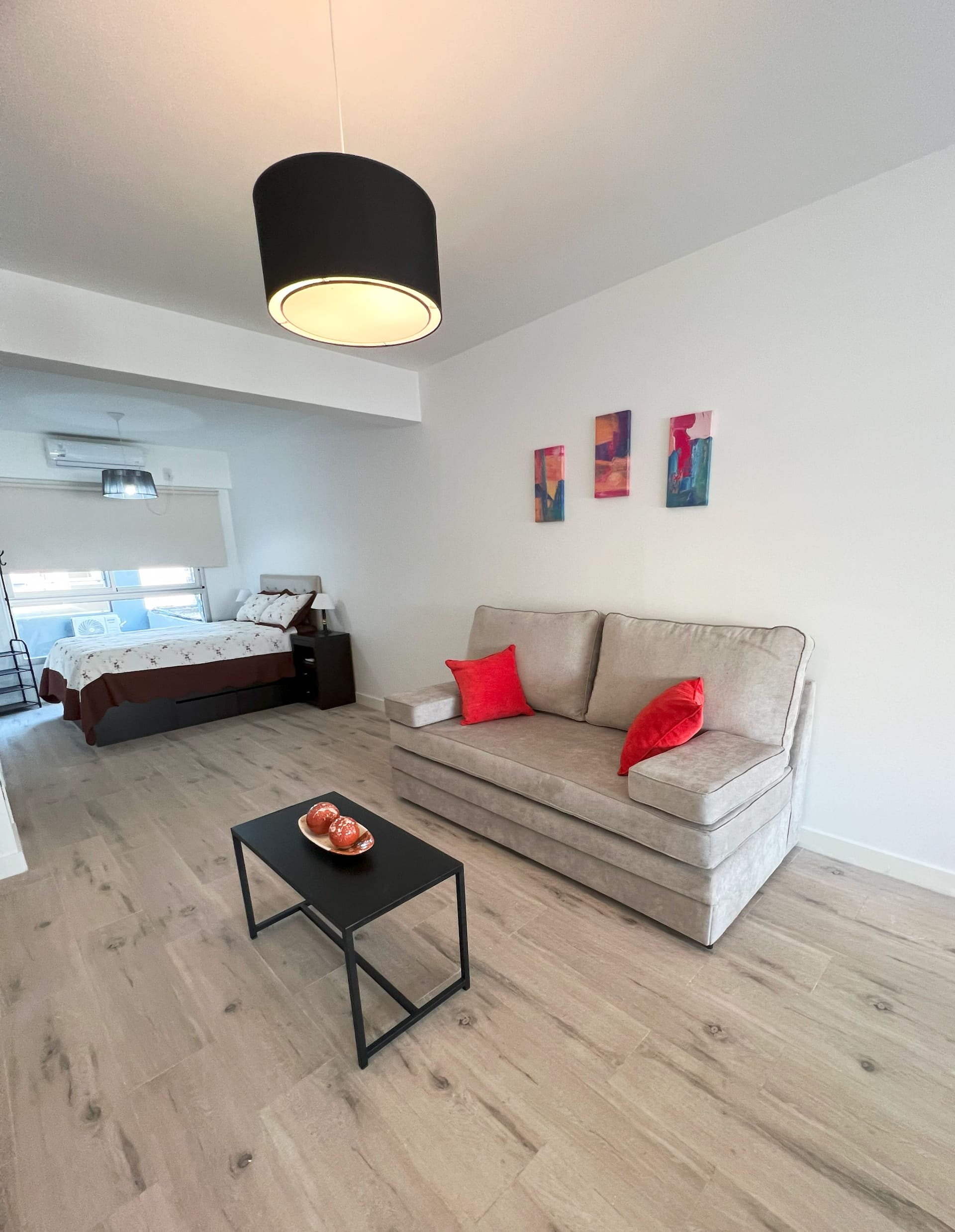 Modern studio apartment with balcony in Almagro