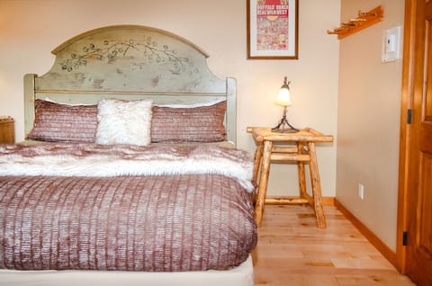 Electric Mountain Lodge: Restaurant/Bar/Events | 7