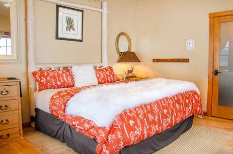 Electric Mountain Lodge: Restaurant/Bar/Events | 9