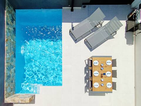 Villa with pool, jacuzzi and roof terrace