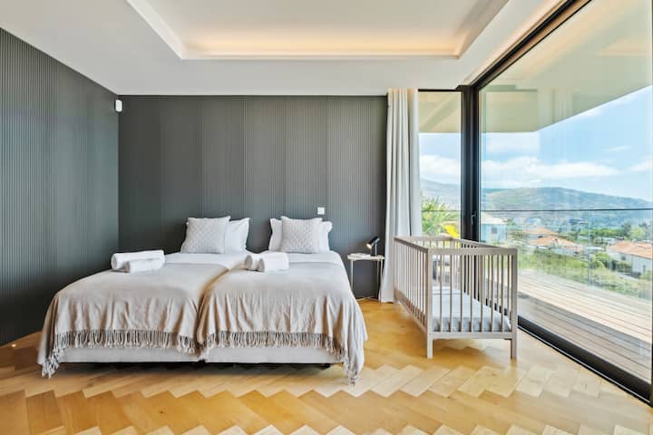 Despiértate con vistas al mar desde esta luminosa habitación doble en Madeira, cuidadosamente diseñada pensando en los huéspedes más jóvenes y con acceso directo a un balcón privado.