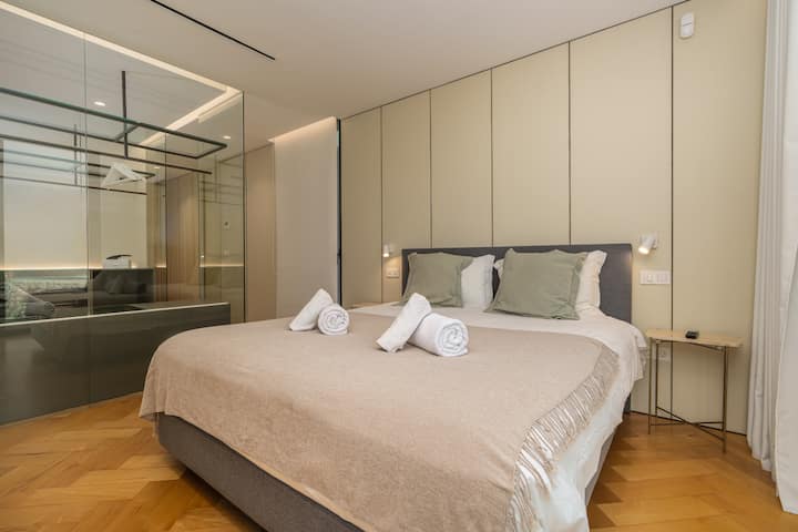 Relájate en un dormitorio tamaño king en Madeira diseñado con proporciones tranquilas, acabados suaves y almacenamiento discreto, creando un espacio que se siente generoso y conectado a tierra.