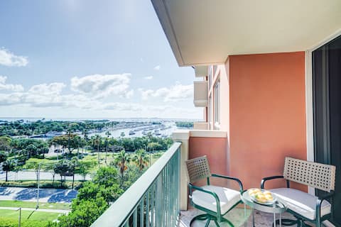 Popular Airbnb listing: Coconut Grove Beauty! 1/1 Bayview Condo-w/Parking in Grove Center