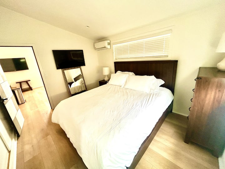 Colchón Cal King Tempurpedic con TV de 40pulgadas