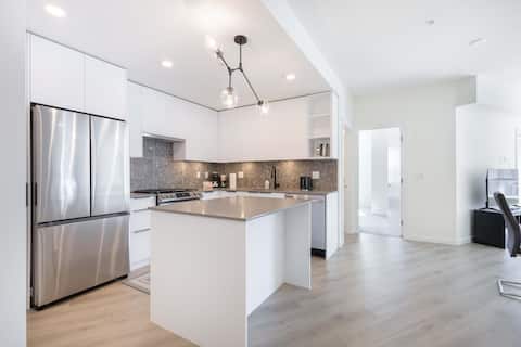 Modern & Tranquil Langley Gem ~ Balcony ~ Parking!