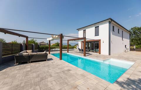 Cozy home in Rasopasno with outdoor swimming pool