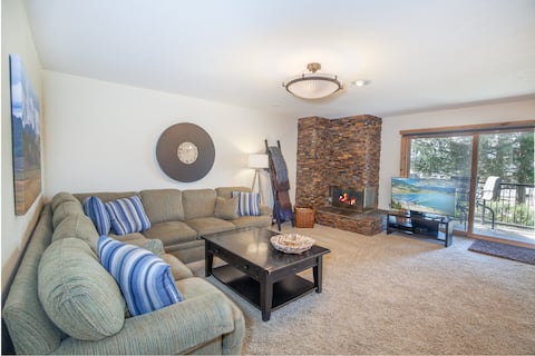 Successful Airbnb property: Amphitheater View | Hot Tubs & Pool in Dillon