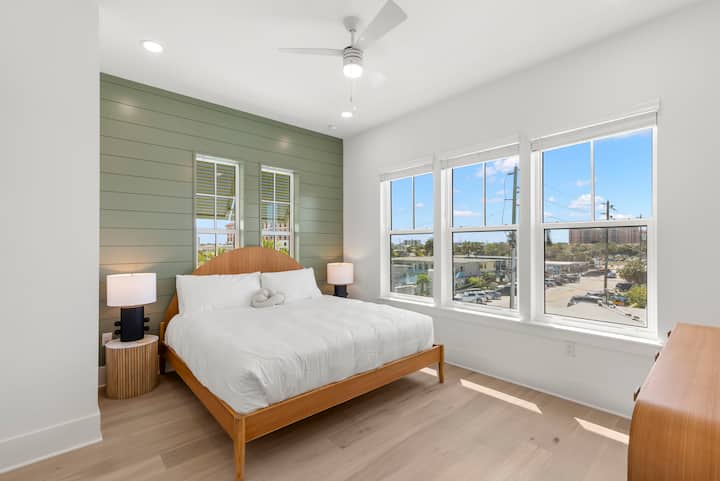 King Bedroom #4 na Bafu la En-Suite na Televisheni mahiri