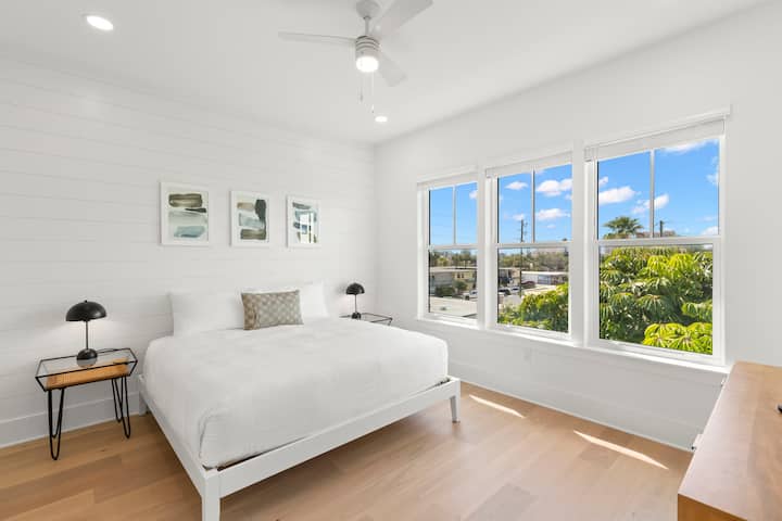 King Bedroom #4 na Bafu la En-Suite na Televisheni mahiri