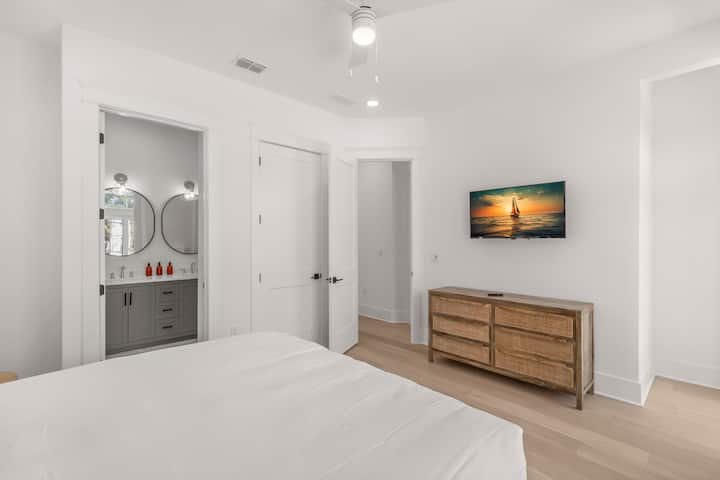 King Bedroom #1 na En-Suite Bathroom, Smart TV na Balcony