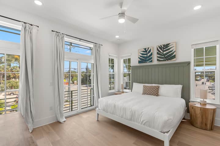 King Bedroom #1 na En-Suite Bathroom, Smart TV na Balcony