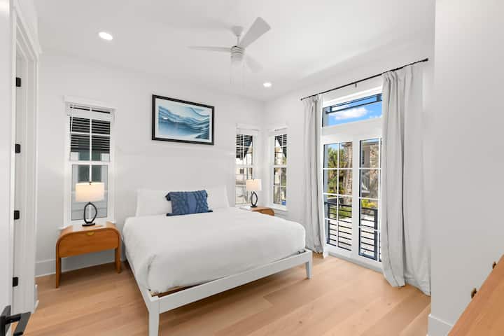 King Bedroom #2 na En-Suite Bathroom, Smart TV na Balcony