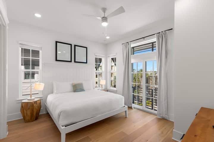 King Bedroom #5 with En-Suite Bathroom + Smart TV + Balcony