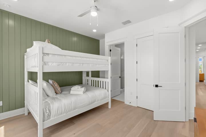 Kitanda cha Ghorofa Kamili #2 kilicho na Bafu la Chumba, Televisheni mahiri na Roshani