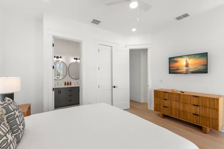 King Bedroom #3 na En-Suite Bathroom + Smart TV
