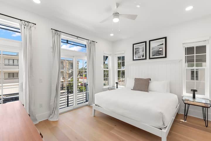 King Bedroom #1 na En-Suite Bathroom, Smart TV na Balcony